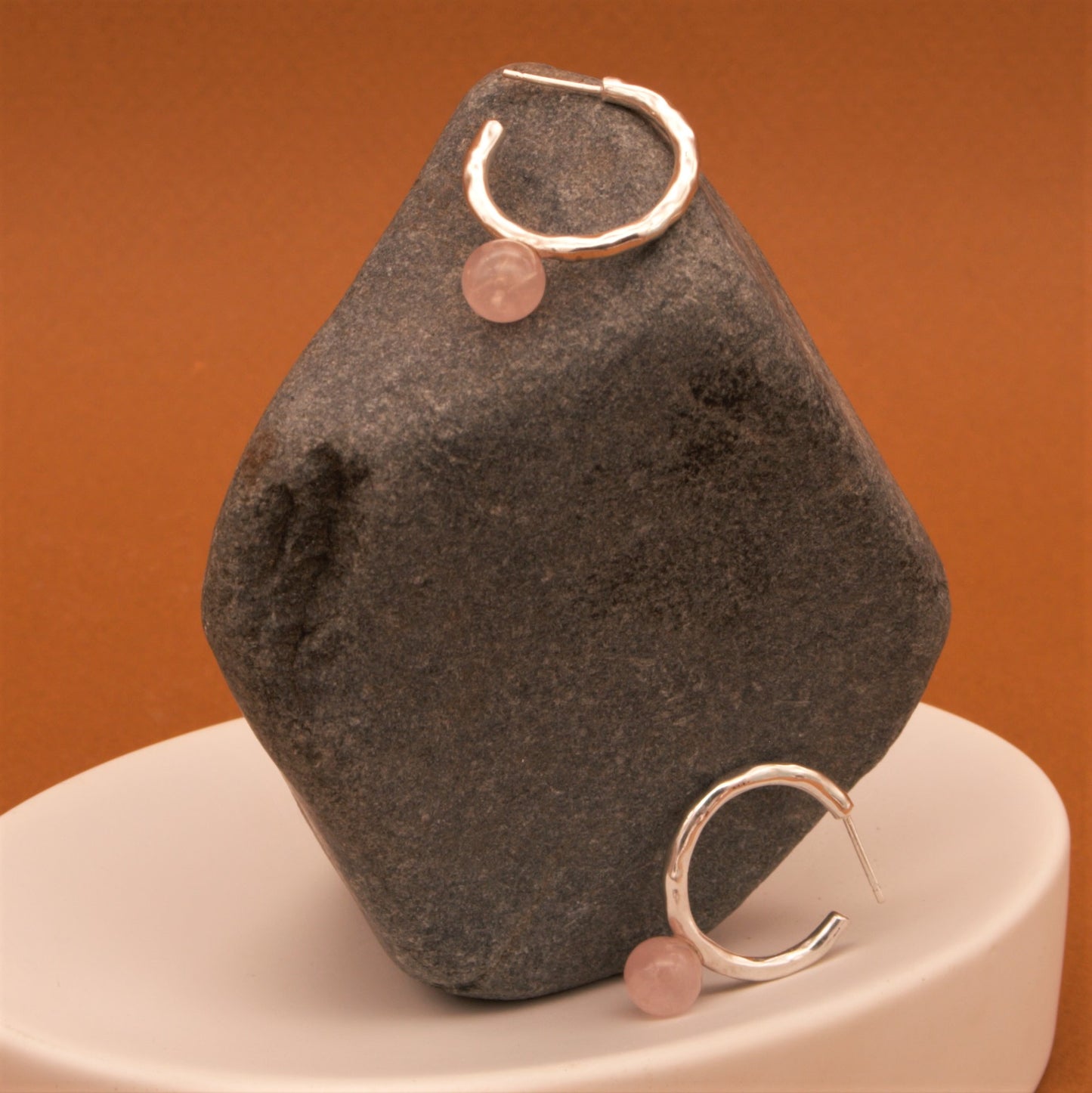 DIMPLE HOOP EARRINGS WITH STONE 1