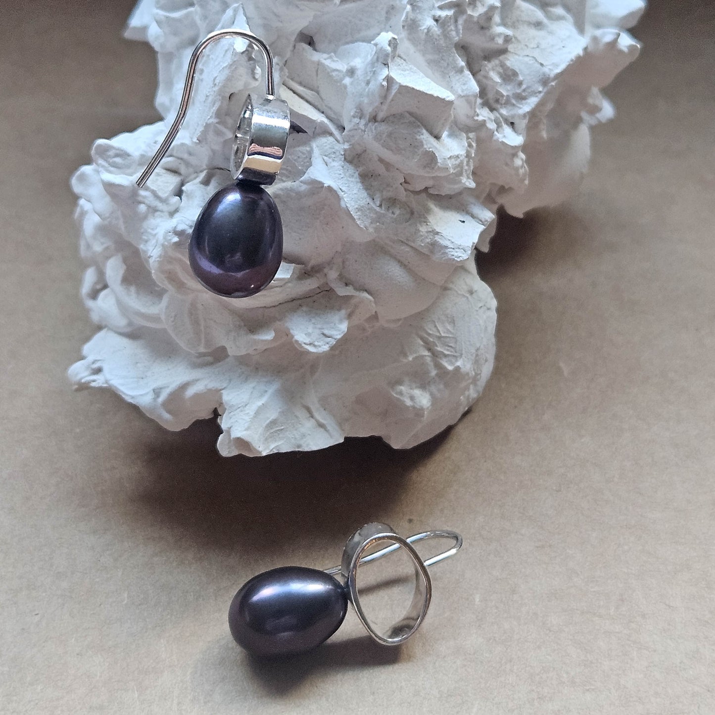 PEBBLE PENDANT EARRINGS WITH GEM OR PEARL