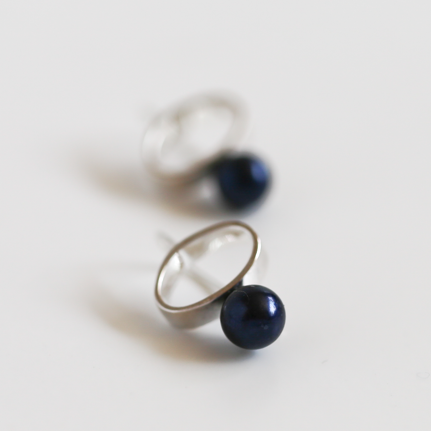 PEBBLE STUD EARRINGS WITH GEM OR PEARL