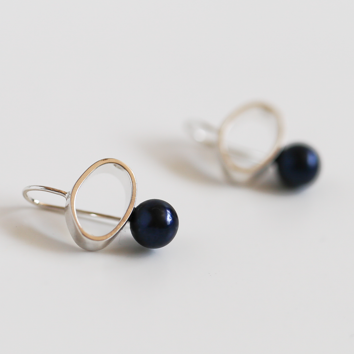 PEBBLE STUD EARRINGS WITH GEM OR PEARL
