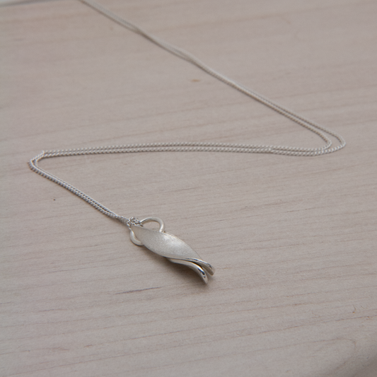 BUD NECKLACE 2
