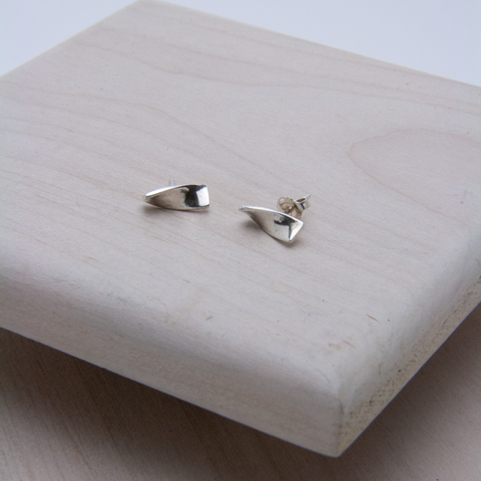 SLIGHT TURN STUD EARRINGS - JewellerAJGreen