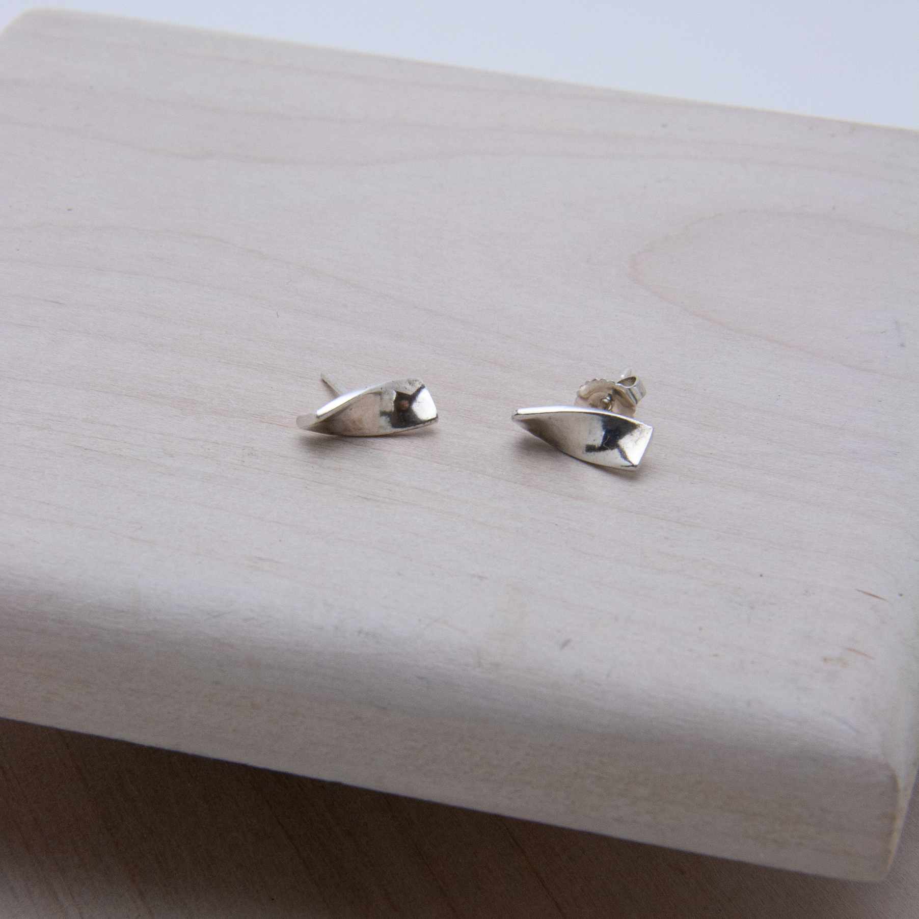 SLIGHT TURN STUD EARRINGS - JewellerAJGreen