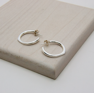 TO THE POINT HOOP EARRINGS 1