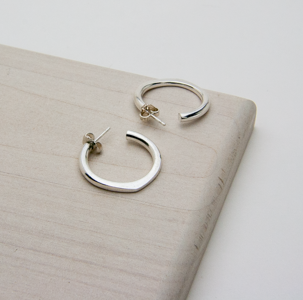 TO THE POINT HOOP EARRINGS 2