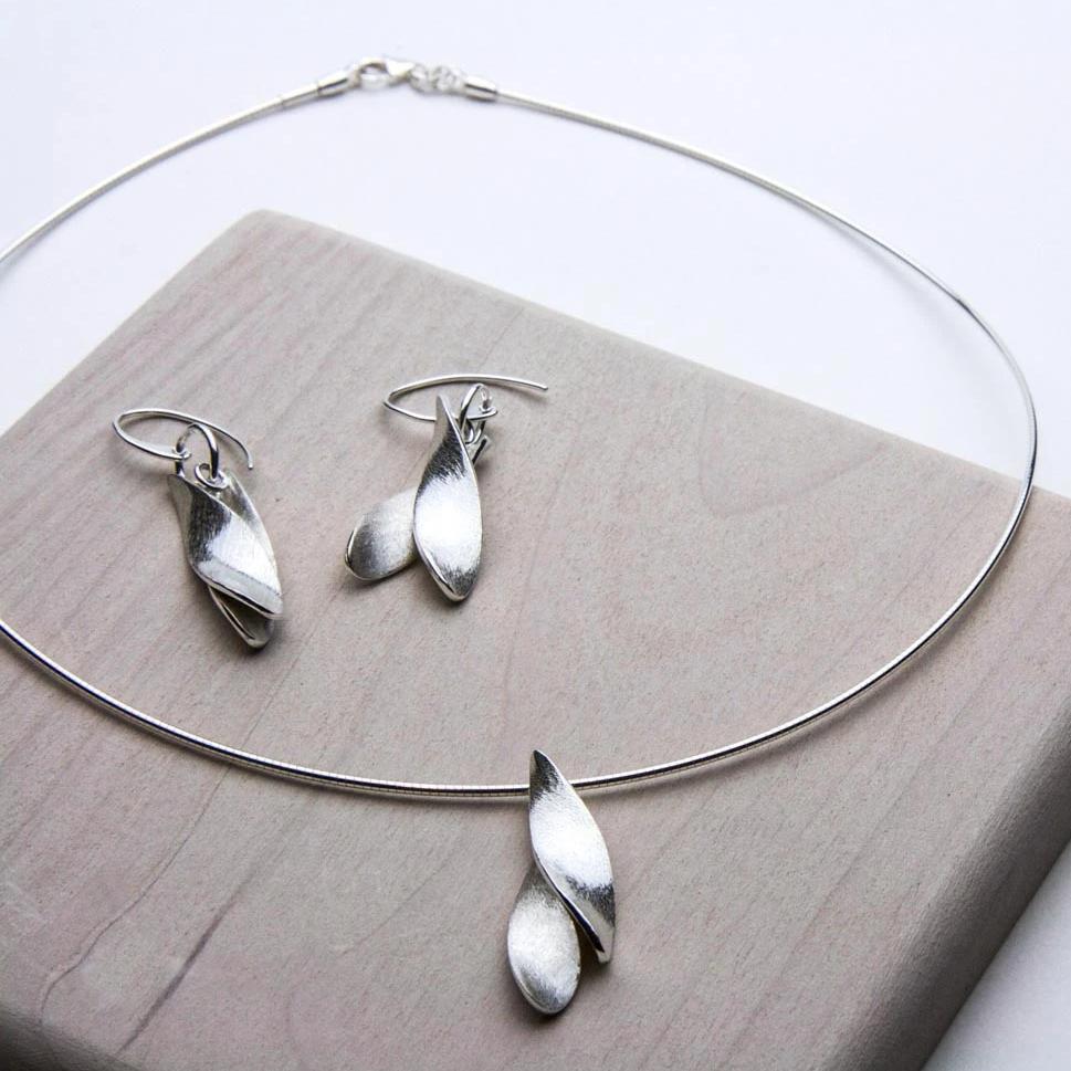 PETALS NECKLACE 1