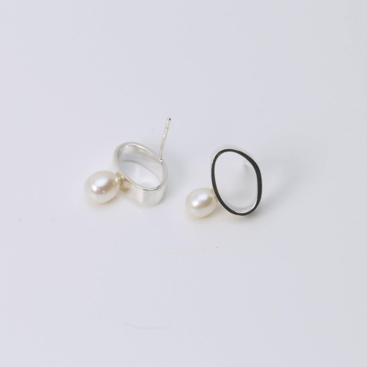 PEBBLE STUD EARRINGS WITH GEM OR PEARL